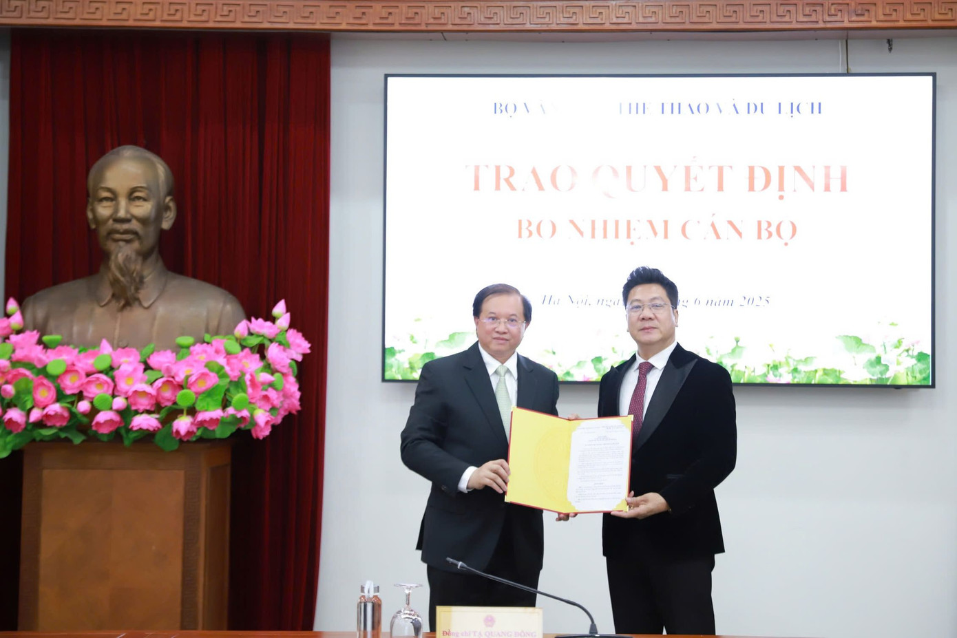 Thứ trưởng Bộ Văn hóa, Thể thao và Du lịch Tạ Quang Đông trao quyết định bổ nhiệm chức Giám đốc Học viện Âm nhạc Quốc gia Việt Nam cho NSND Quốc Hưng.