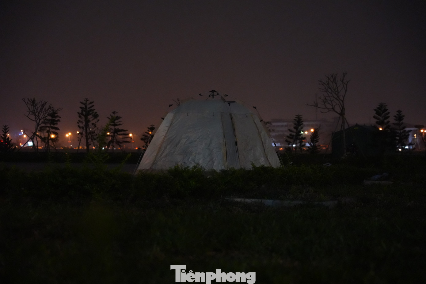 Một số người chuẩn bị sẵn lều để nghỉ ngơi, đợi đến giờ phát ấn. Càng về đêm nhiệt độ càng giảm và xuất hiện mưa nhỏ khiến việc đợi chờ ngoài trời trở nên vất vả hơn.