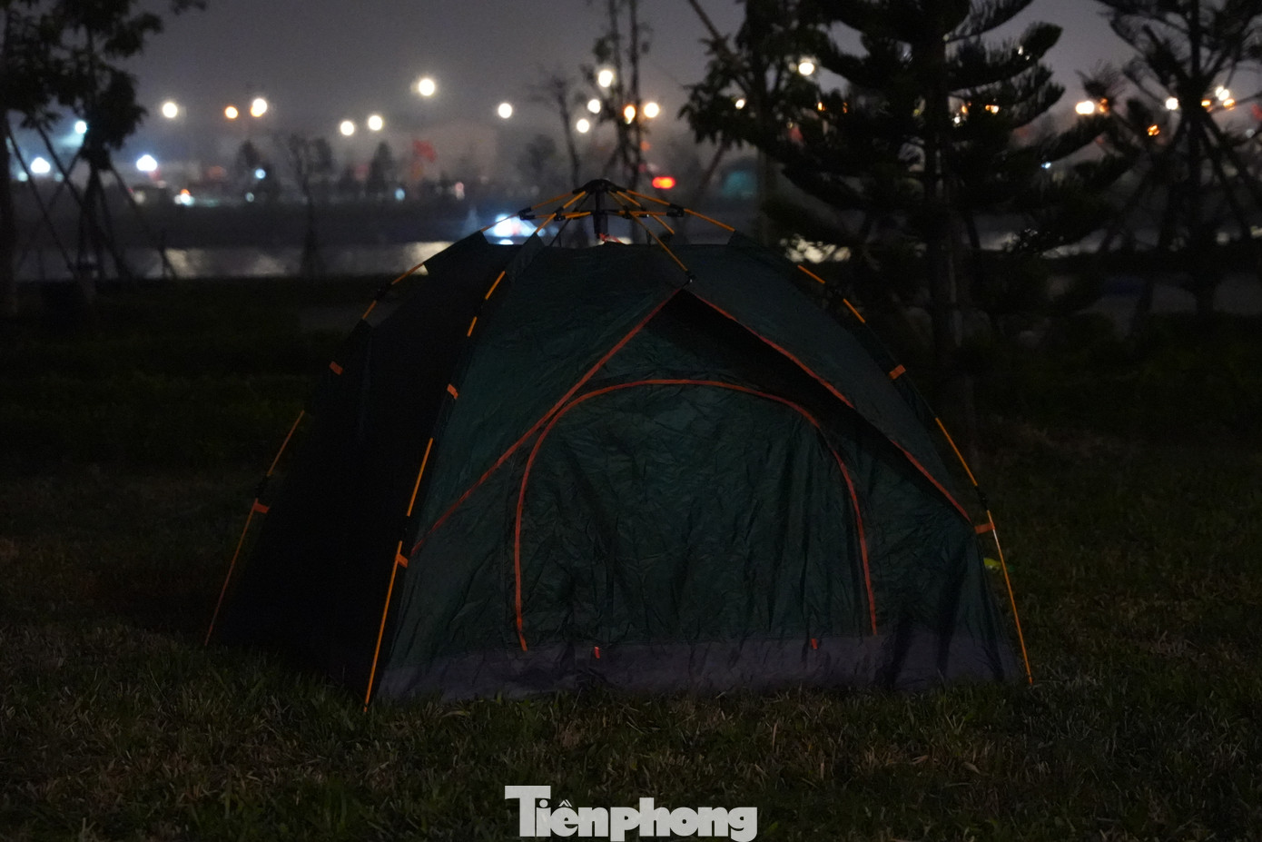 Một số người chuẩn bị sẵn lều để nghỉ ngơi, đợi đến giờ phát ấn. Càng về đêm nhiệt độ càng giảm và xuất hiện mưa nhỏ khiến việc đợi chờ ngoài trời trở nên vất vả hơn.