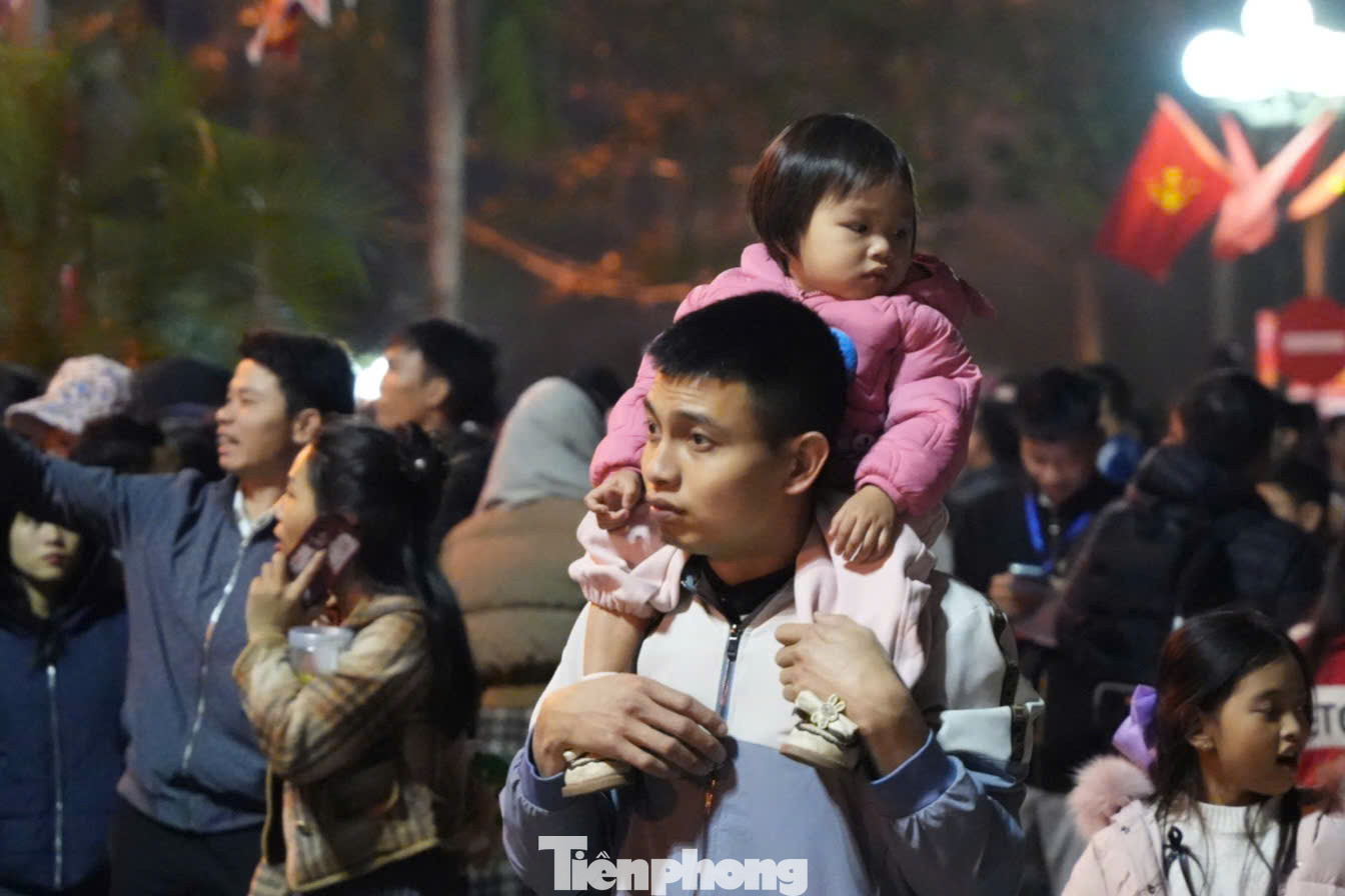 Bất chấp đông đúc, giữa đêm trẻ em thức cùng cha mẹ xem khai ấn đền Trần.