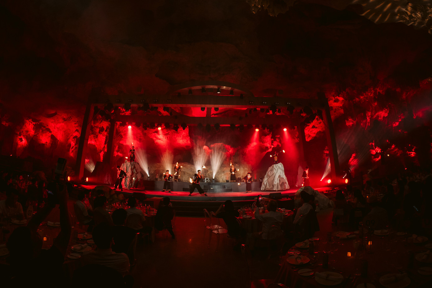 Bên cạnh thưởng thức màn trình diễn đặc sắc, du khách được trải nghiệm ẩm thực đậm nét Quảng Ninh, đã trải qua sự tuyển chọn kỹ lưỡng của những người thực hiện chương trình.