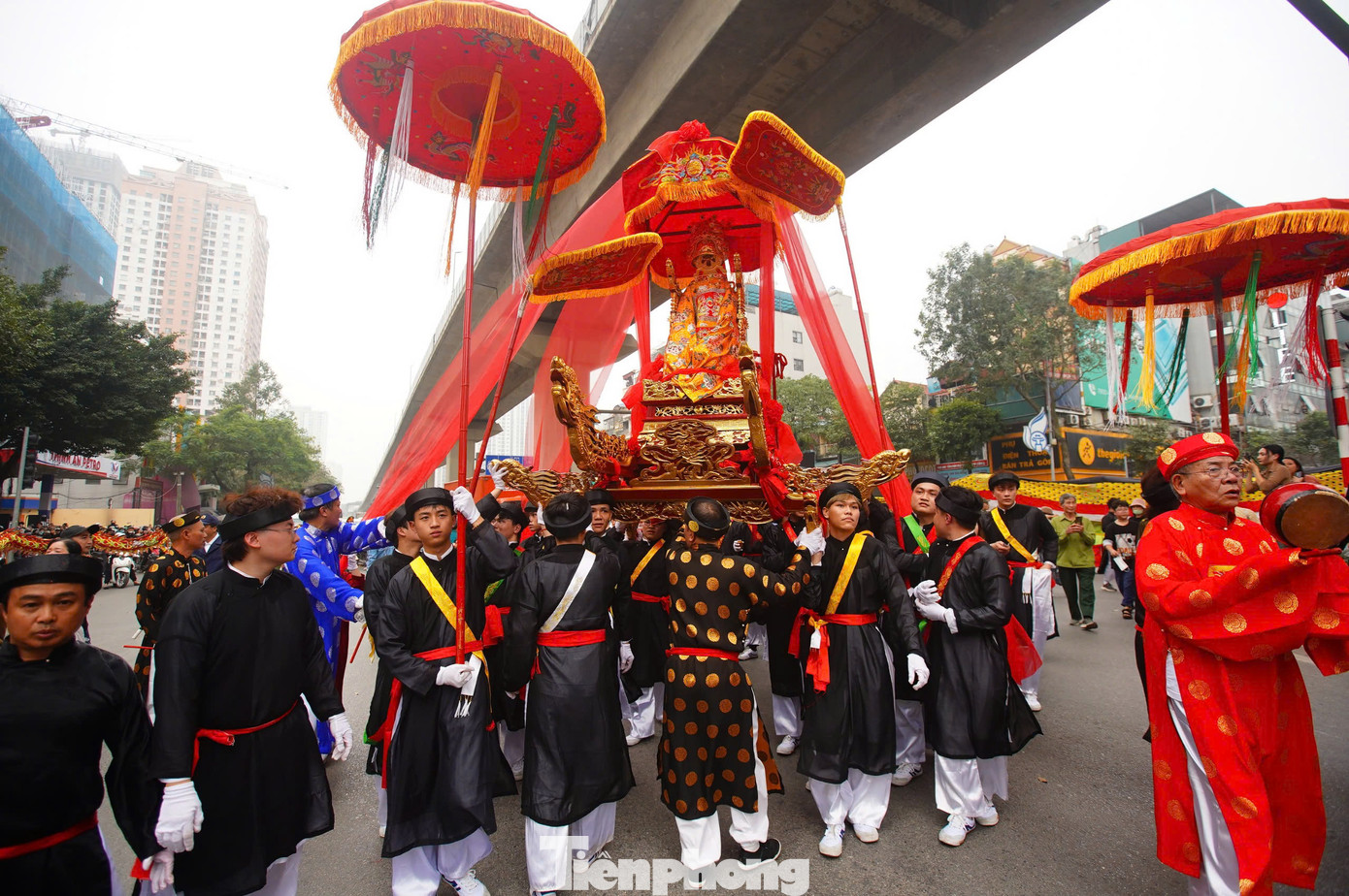 Đoàn rước vừa nâng kiệu, vừa chạy như bay ngoài đường phố, thu hút rất đông người qua đường tham gia. Lực lượng chức năng luôn phải túc trực để phân luồng giao thông và đảm bảo sự an toàn cho người rước kiệu và người xem hội.