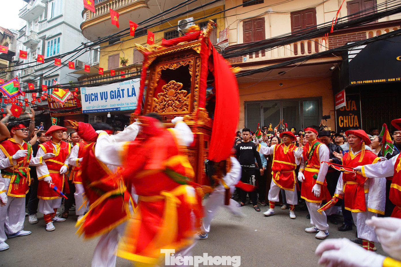 Một trong những điểm nhấn của lễ hội 5 làng Mọc là màn "kiệu bay". Bốn thanh niên trai tráng được BTC lễ hội lựa chọn kỹ càng để nâng kiệu chạy như bay, hoặc xoay kiệu theo hình tròn ở tốc độ cao.