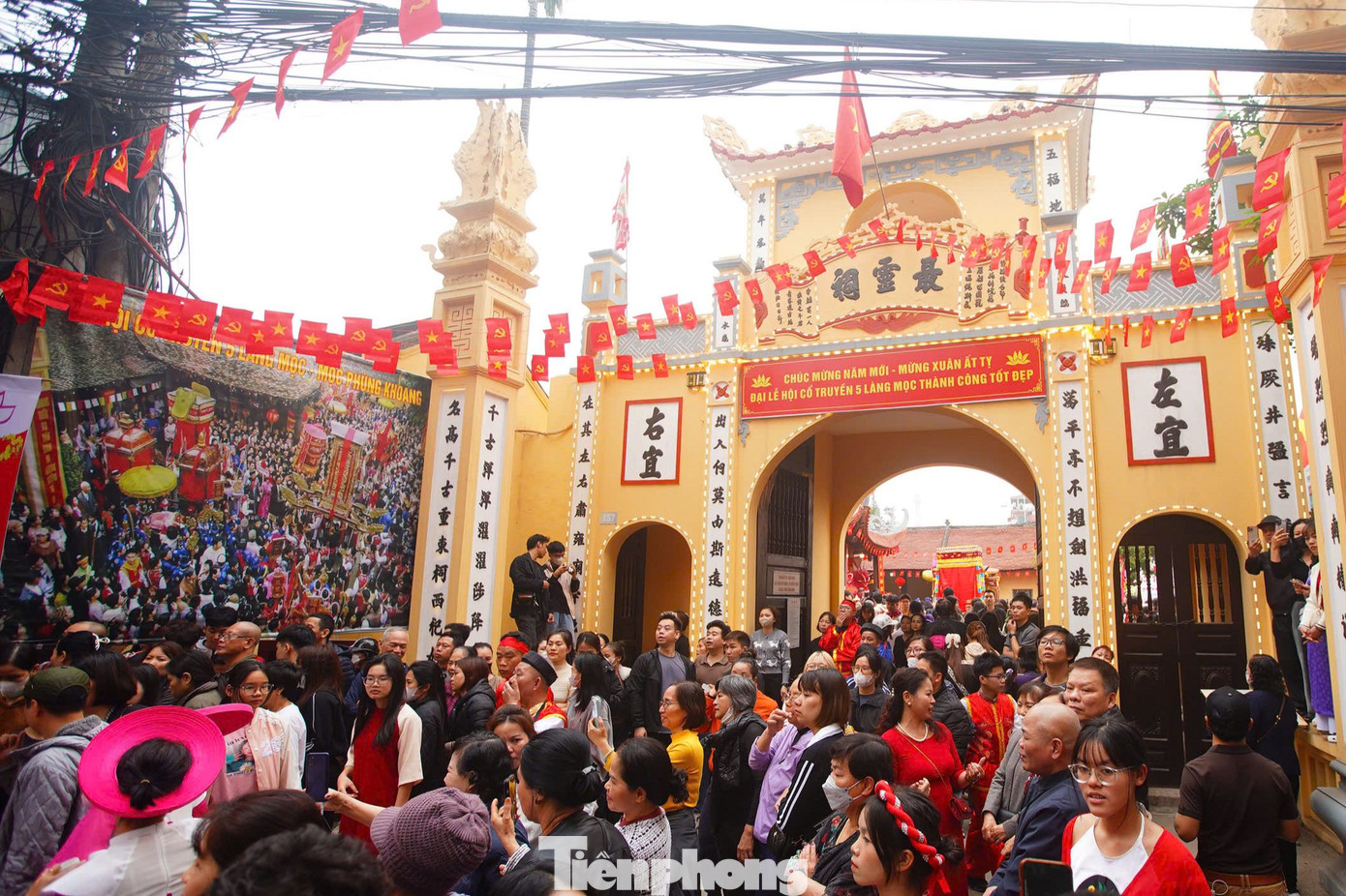 Theo thông lệ, hàng năm, lễ hội 5 làng Mọc được tổ chức vào ngày 11,12/2 âm lịch và 5 năm tổ chức đại đám (5 làng tổ chức lễ hội chung) một lần. Địa điểm chính diễn ra lễ hội là ở đình các thôn Mọc, trong đó đình làng Quan Nhân (quận Thanh Xuân) thường được coi là trung tâm của lễ hội.