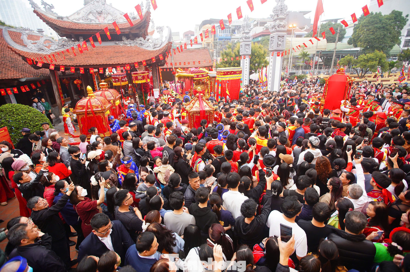 Hàng trăm người đổ về, háo hức xem khai hội Lễ hội 5 làng Mọc. Với người dân bản địa, đây là cơ hội hiếm có để được xem đại đám, đặc biệt là màn rước kiệu bay.