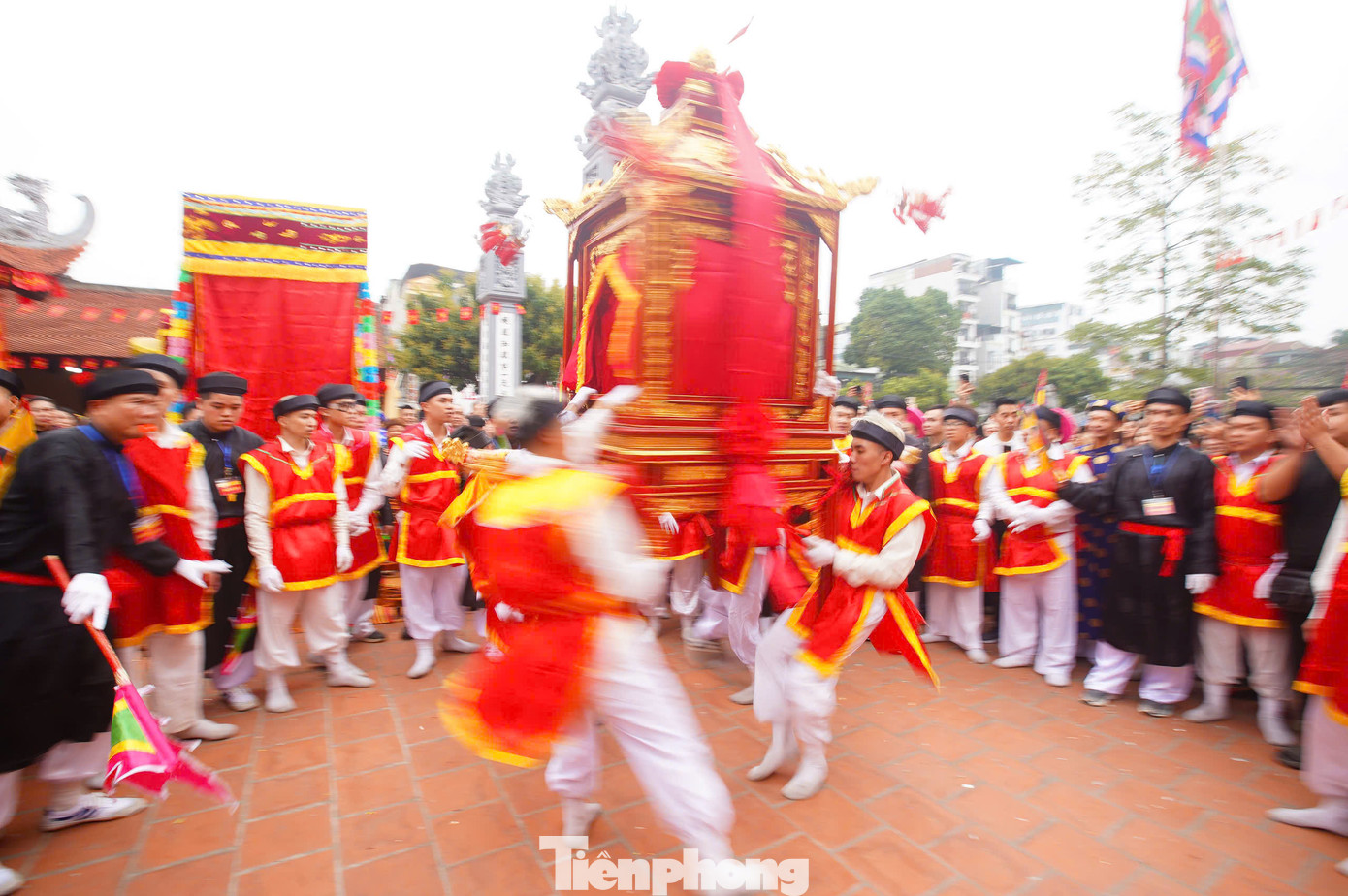 Các cụ cao niên địa phương cho biết kiệu bay là do các Thánh chào nhau và thể hiện niềm vui hội ngộ.