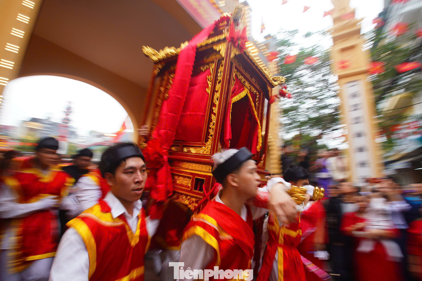 Vào ngày hội, các làng rước Thánh tại đình làng mình, sau đó đoàn rước Thánh di chuyển đến đình làng nào thì đoàn rước của làng đó ra đón mừng rồi nhập làm một để tới đình làng đăng cai tế lễ hội đồng.