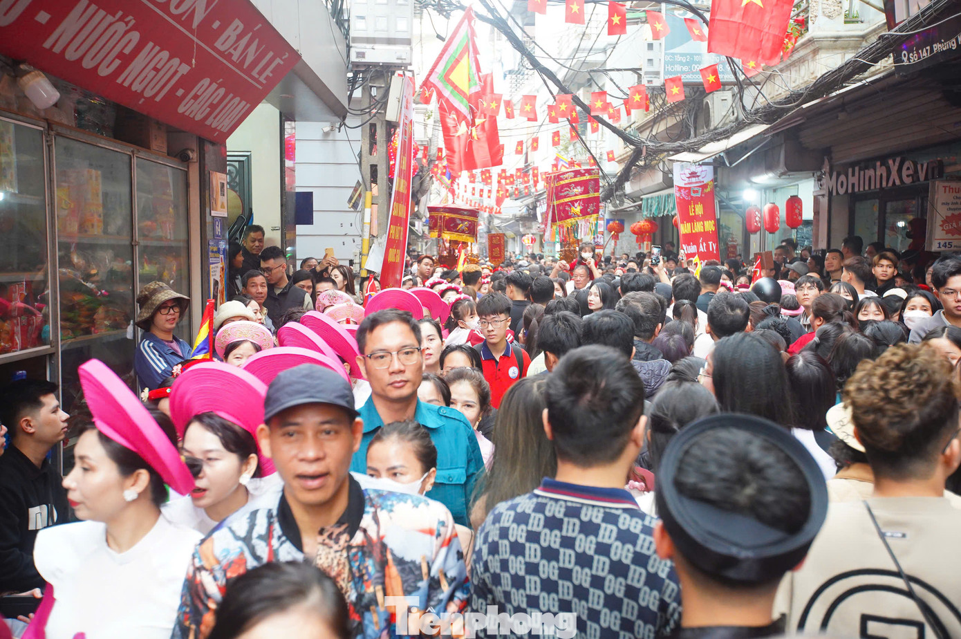 5 năm mới tổ chức đại đám một lần khiến số lượng người tham gia lễ hội 5 làng Mọc tăng cao. Từ sớm, hàng trăm người dân đổ về đình làng Phùng Khoang để xem khai hội.