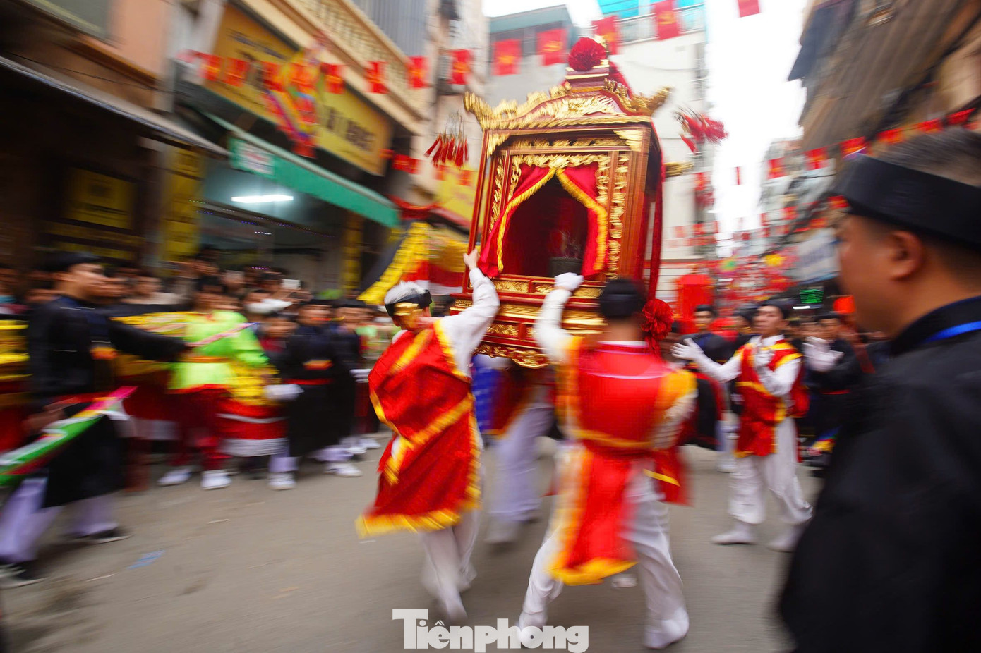 Một trong những điểm nhấn của lễ hội 5 làng Mọc là màn "kiệu bay". Bốn thanh niên trai tráng được BTC lễ hội lựa chọn kỹ càng để nâng kiệu chạy như bay, hoặc xoay kiệu theo hình tròn ở tốc độ cao.