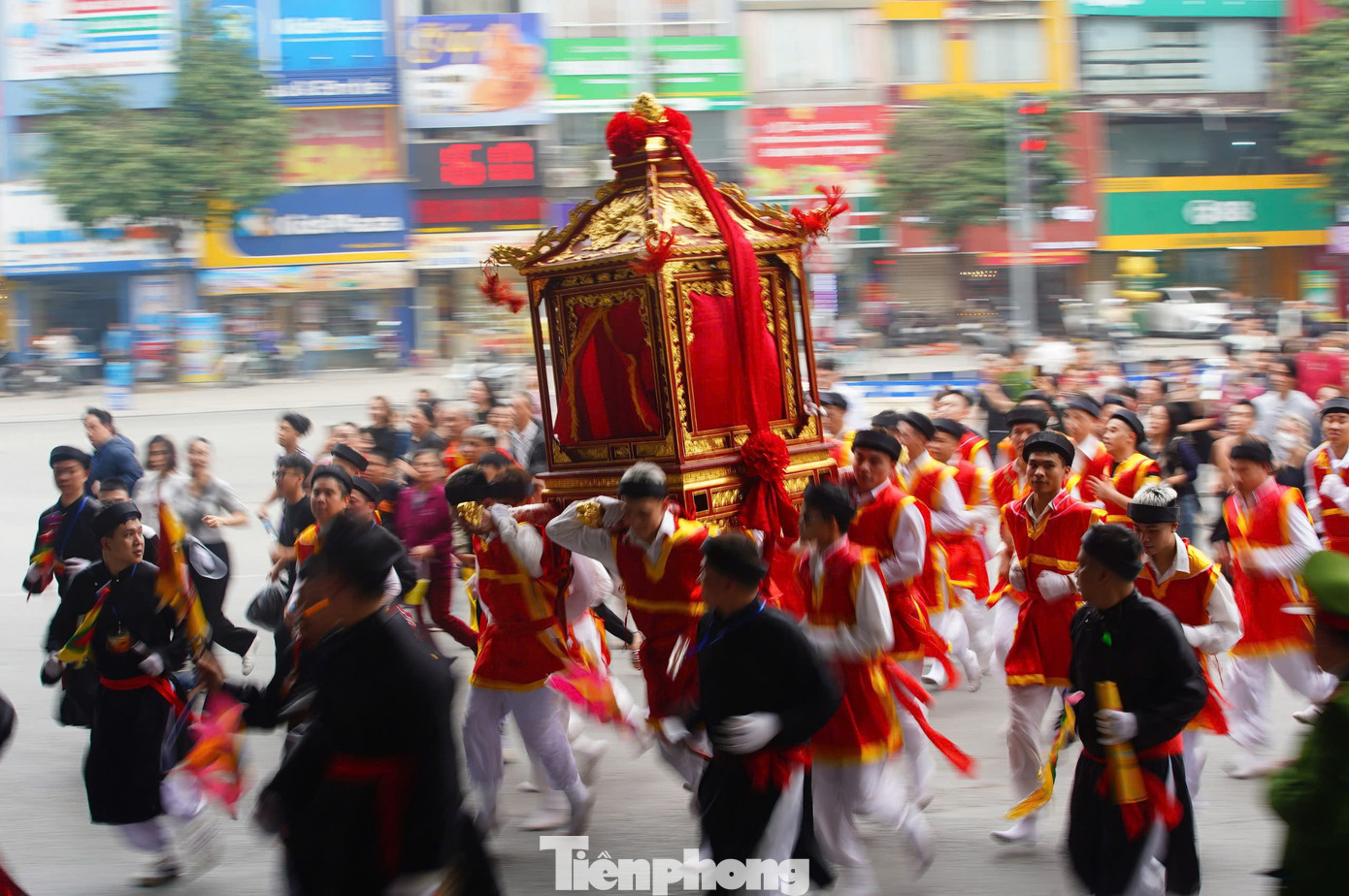 Đoàn rước vừa nâng kiệu, vừa chạy như bay ngoài đường phố, thu hút rất đông người qua đường tham gia. Lực lượng chức năng luôn phải túc trực để phân luồng giao thông và đảm bảo sự an toàn cho người rước kiệu và người xem hội.