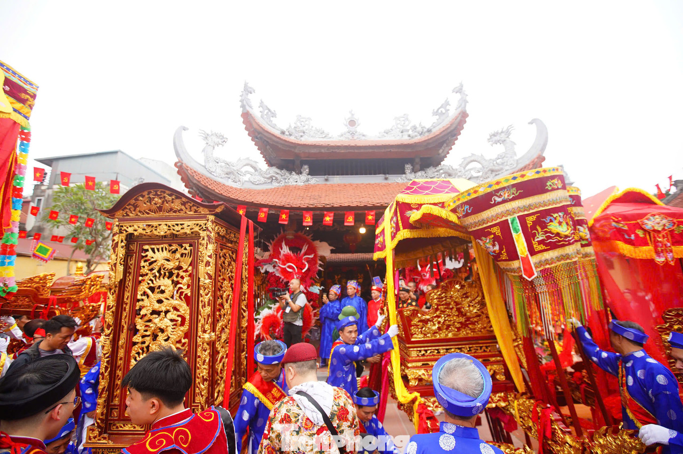 Lễ hội truyền thống 5 làng Mọc được hình thành từ tục kết chạ giữa 5 làng: Giáp Nhất, Chính Kinh, Cự Lộc, Quan Nhân và Phùng Khoang. Mỗi làng thờ một vị thành hoàng làng riêng. Làng Giáp Nhất thờ Phùng Luông - vị tướng dưới thời Bố Cái Đại Vương Phùng Hưng, làng Cự Chính thờ Đức Thánh Lã Đại Liệu - nha tướng dưới thời Ngô Quyền, làng Quan Nhân thờ Trung Nghĩa Đại Vương Hùng Lãng Công - người có công đánh giặc Nam Chiếu và dưới phủ thờ phu nhân là Thánh bà Trương Mỵ Nương, làng Phùng Khoang thờ Đoàn Thượng tướng quân.