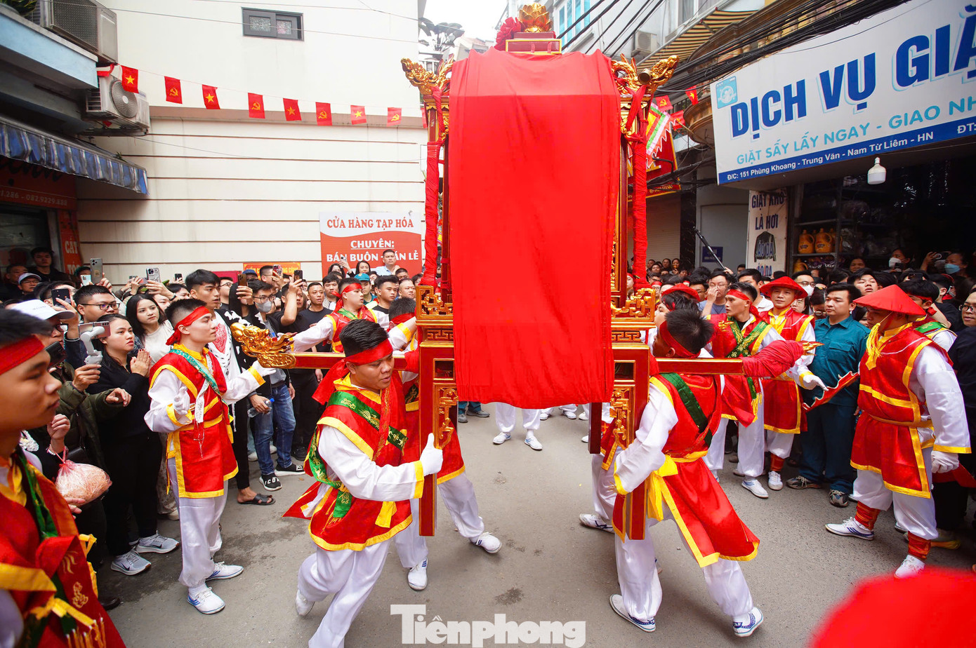 Một trong những điểm nhấn của lễ hội 5 làng Mọc là màn "kiệu bay". Bốn thanh niên trai tráng được BTC lễ hội lựa chọn kỹ càng để nâng kiệu chạy như bay, hoặc xoay kiệu theo hình tròn ở tốc độ cao.