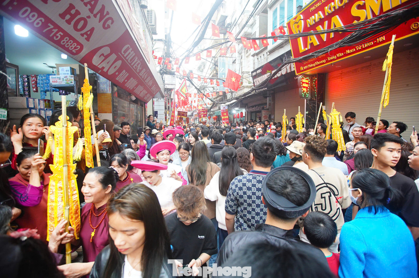 5 năm mới tổ chức đại đám một lần khiến số lượng người tham gia lễ hội 5 làng Mọc tăng cao. Từ sớm, hàng trăm người dân đổ về đình làng Phùng Khoang để xem khai hội.