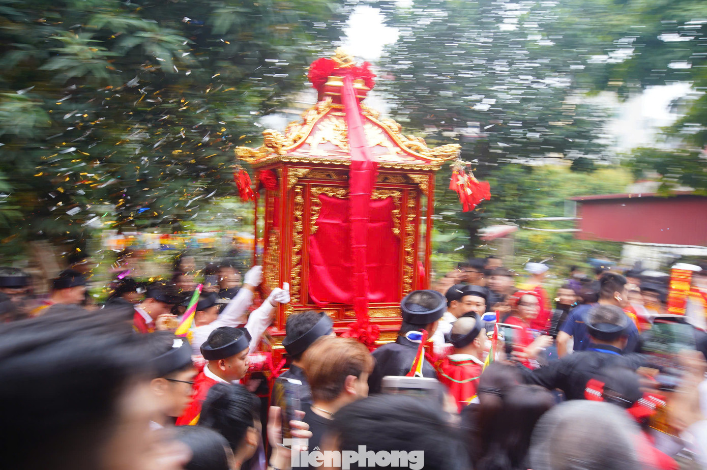 Theo tương truyền, các kiệu Thánh có lúc thăng hoa đến cực điểm khi được người rước kiệu xoay vòng, tung lên không trung liên tục.