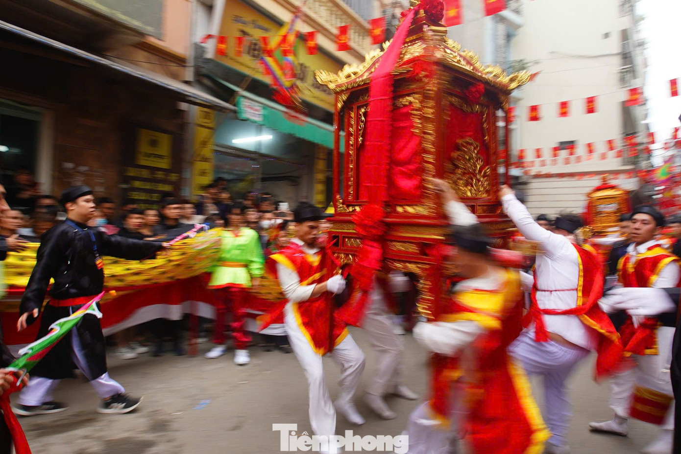 Một trong những điểm nhấn của lễ hội 5 làng Mọc là màn "kiệu bay". Bốn thanh niên trai tráng được BTC lễ hội lựa chọn kỹ càng để nâng kiệu chạy như bay, hoặc xoay kiệu theo hình tròn ở tốc độ cao.