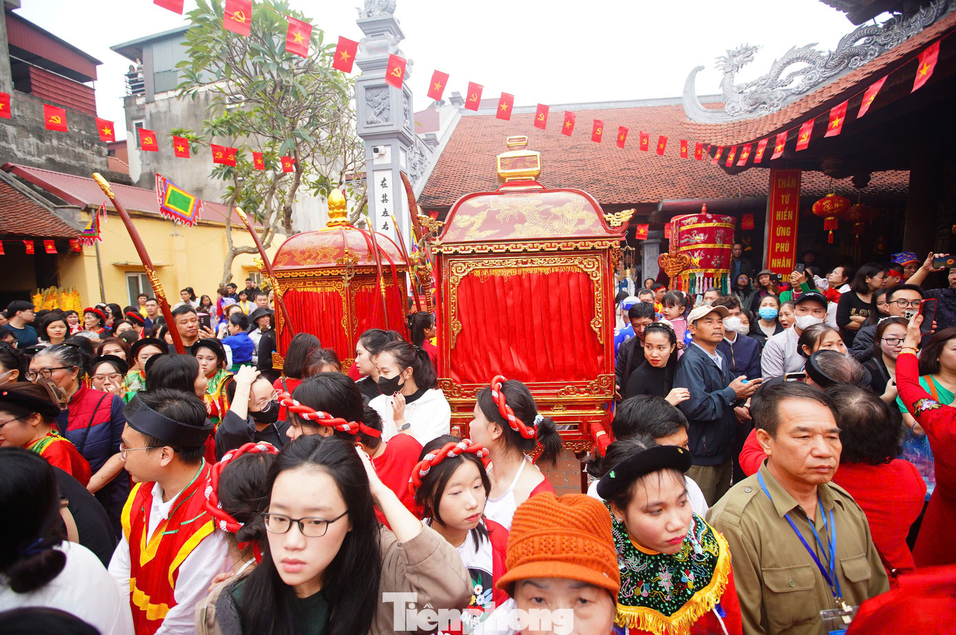 5 năm mới tổ chức đại đám một lần khiến số lượng người tham gia lễ hội 5 làng Mọc tăng cao. Từ sớm, hàng trăm người dân đổ về đình làng Phùng Khoang để xem khai hội.