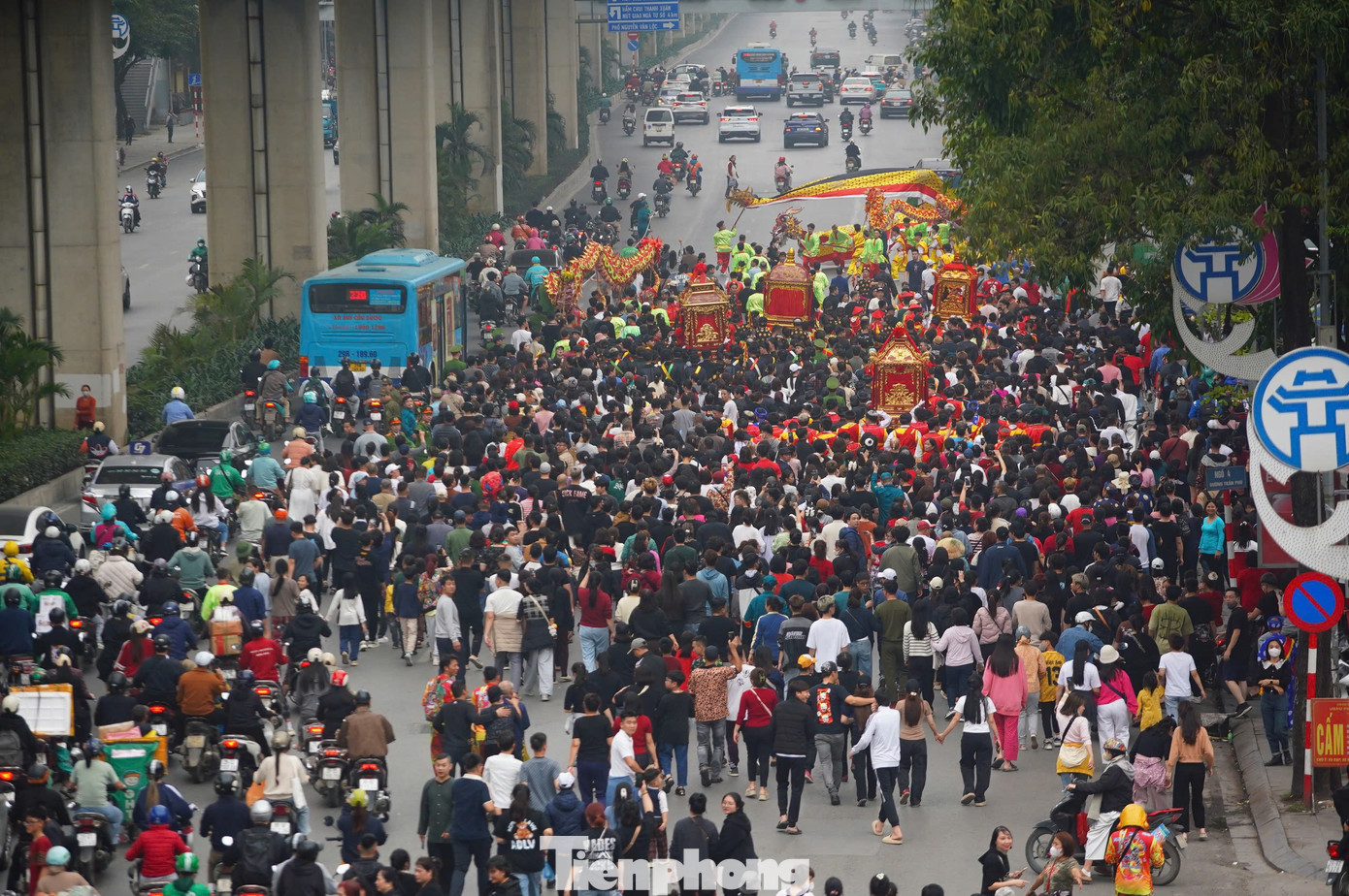 Đoàn rước vừa nâng kiệu, vừa chạy như bay ngoài đường phố, thu hút rất đông người qua đường tham gia. Lực lượng chức năng luôn phải túc trực để phân luồng giao thông và đảm bảo sự an toàn cho người rước kiệu và người xem hội.