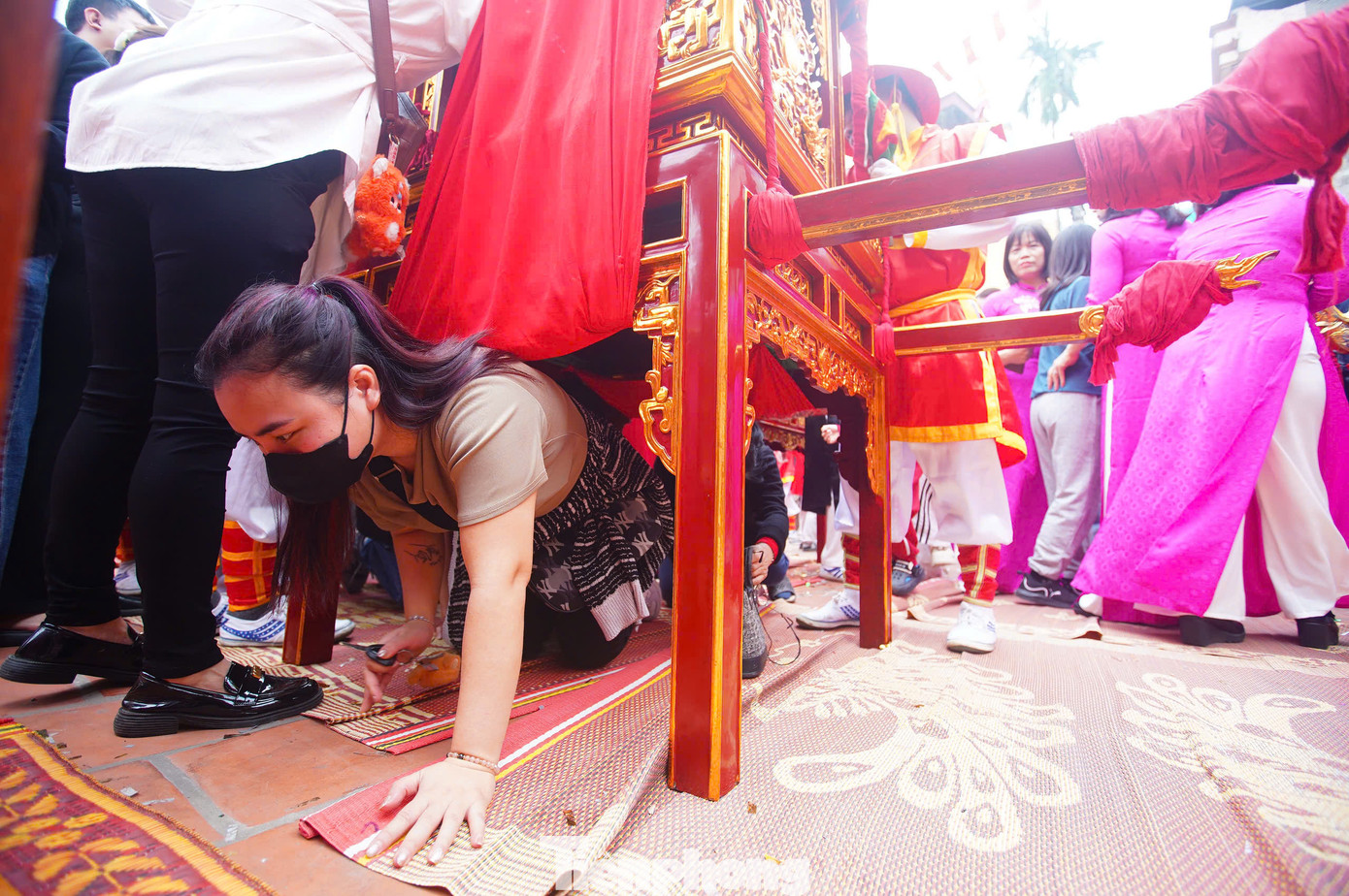 Người dân địa phương hào hứng xếp hàng, thực hiện nghi lễ chui qua kiệu để lấy may. Lễ hội 5 làng Mọc được công nhận là di sản văn hoá phi vật thể cấp quốc gia vào năm 2021.