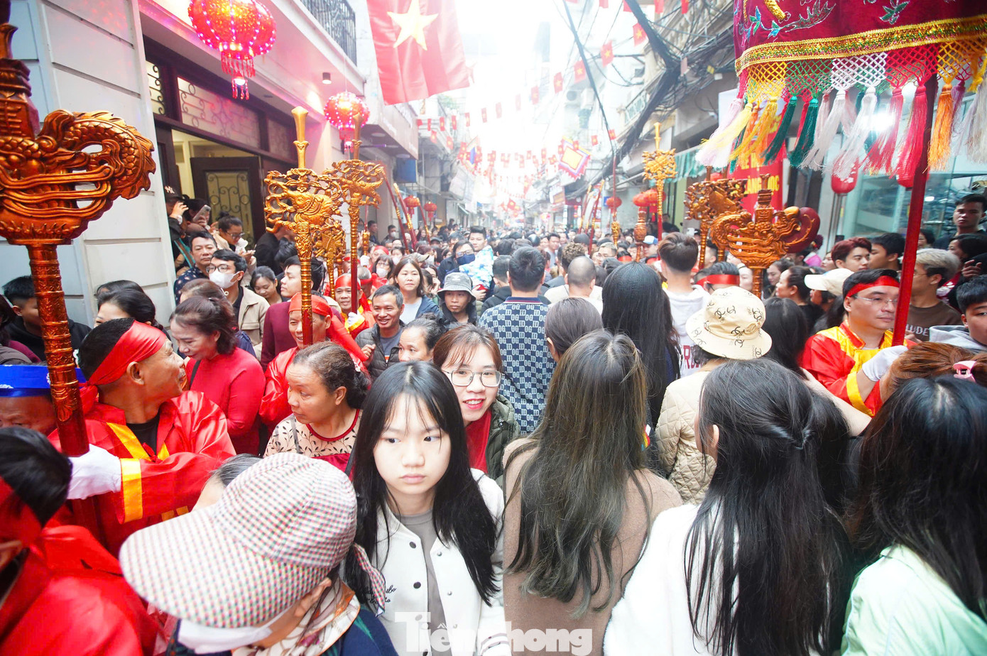 5 năm mới tổ chức đại đám một lần khiến số lượng người tham gia lễ hội 5 làng Mọc tăng cao. Từ sớm, hàng trăm người dân đổ về đình làng Phùng Khoang để xem khai hội.