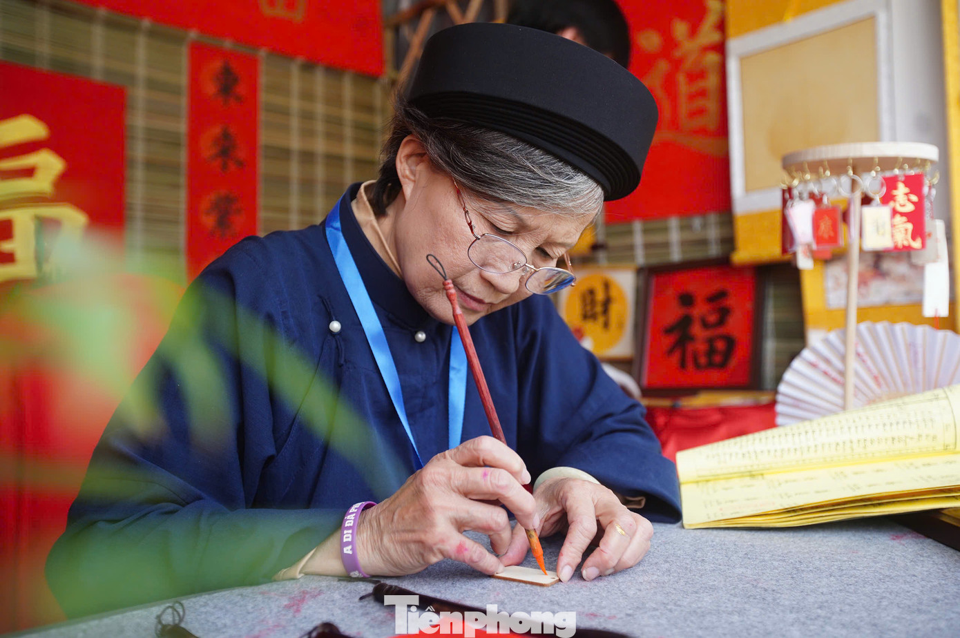 Lần đầu xuất hiện tại Hội chữ Xuân Văn Miếu - Quốc Tử Giám, bà đồ Phan Thị Thanh Mai, (65 tuổi) vui vì có nhiều người đến gian của bà để xin chữ. "Năm nay lần đầu tôi viết thư pháp ở chỗ nhiều người như thế này. Tôi cảm thấy vui vì nhiều người đến xin chữ của tôi", bà đồ Phan Thị Thanh Mai nói.