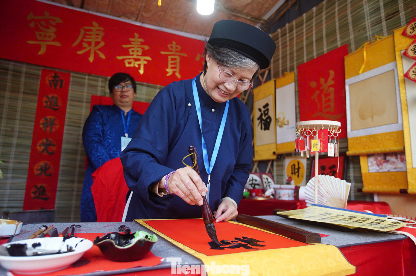 Lần đầu xuất hiện tại Hội chữ Xuân Văn Miếu - Quốc Tử Giám, bà đồ Phan Thị Thanh Mai, (65 tuổi) vui vì có nhiều người đến gian của bà để xin chữ. "Năm nay lần đầu tôi viết thư pháp ở chỗ nhiều người như thế này. Tôi cảm thấy vui vì nhiều người đến xin chữ của tôi", bà đồ Phan Thị Thanh Mai nói.