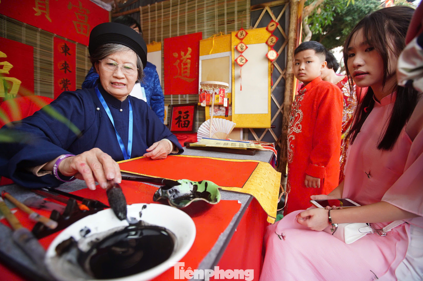 Bà đồ Thanh Mai cho biết điều khó nhất khi viết thư pháp là phải chú tâm, bởi những đường nét phải cực kỳ chuẩn mới ra được hồn của từng con chữ.