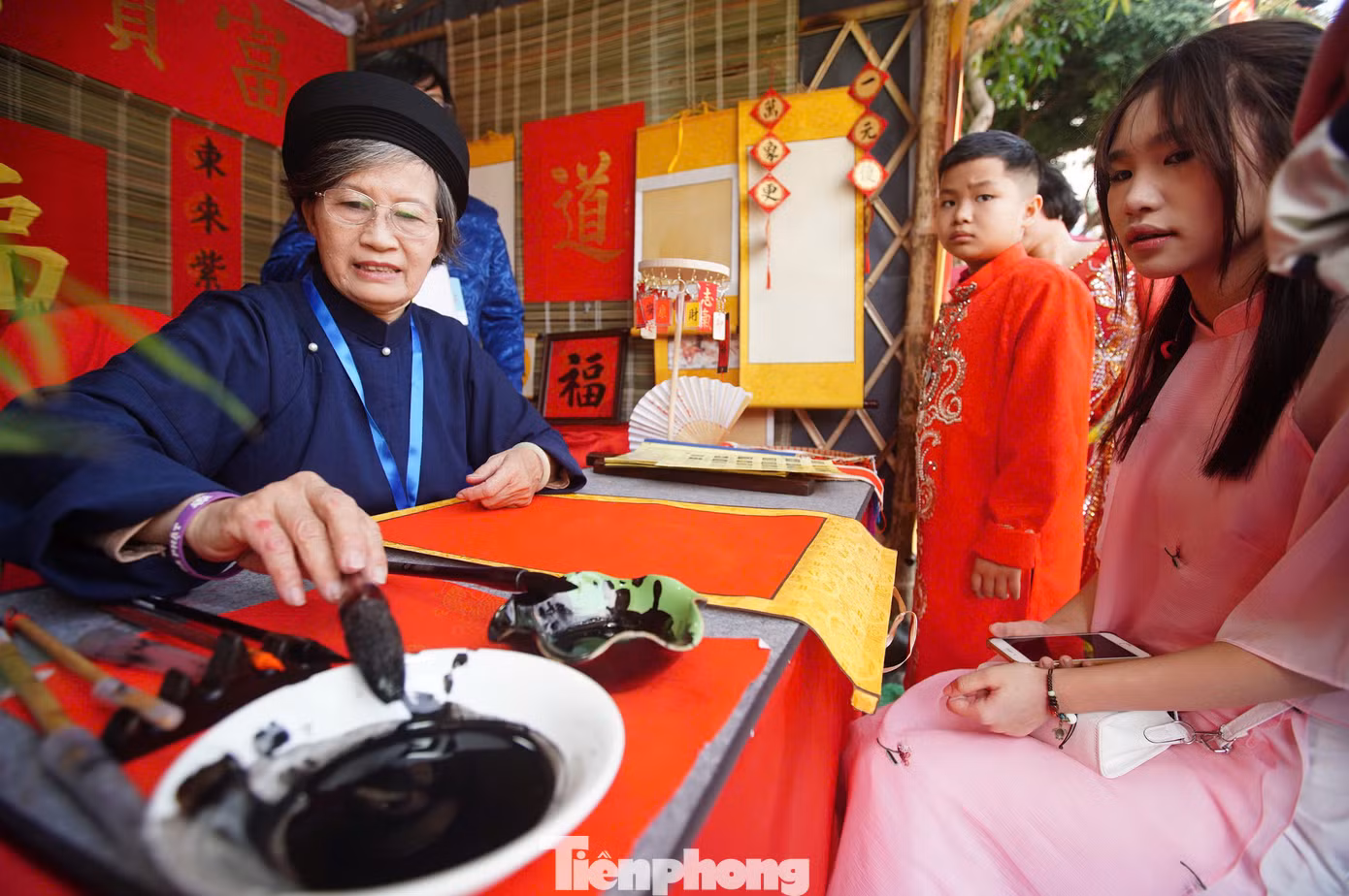 Bà đồ Thanh Mai cho biết điều khó nhất khi viết thư pháp là phải chú tâm, bởi những đường nét phải cực kỳ chuẩn mới ra được hồn của từng con chữ.