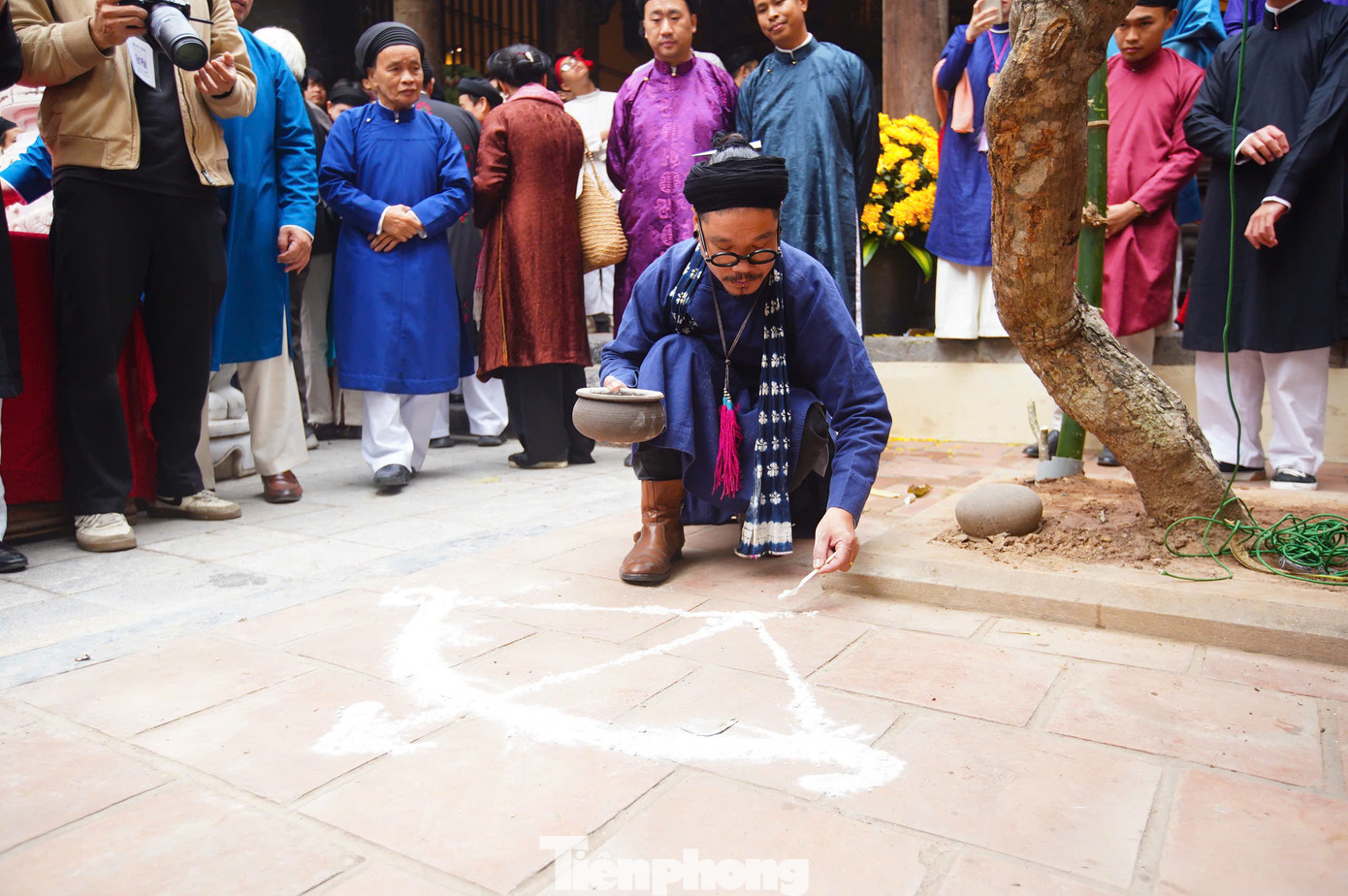 Lễ dựng cây nêu là một trong những nghi lễ quan trọng trong dịp Tết Nguyên đán. Theo đó, cây nêu được coi là biểu tượng để phân định ranh giới lãnh thổ đã được bảo vệ trong những ngày Tết.