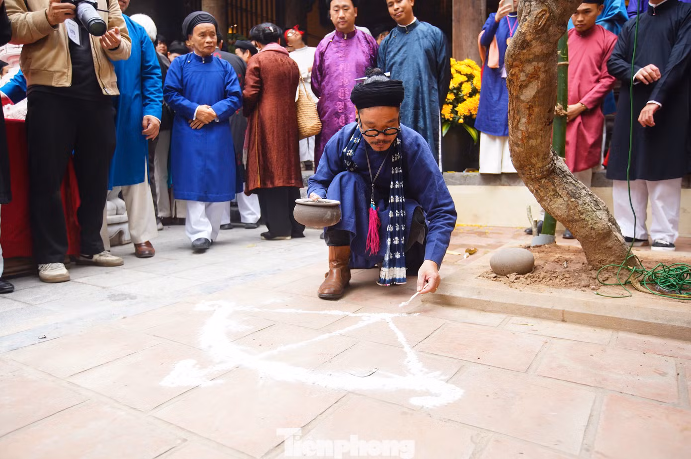 Lễ dựng cây nêu là một trong những nghi lễ quan trọng trong dịp Tết Nguyên đán. Theo đó, cây nêu được coi là biểu tượng để phân định ranh giới lãnh thổ đã được bảo vệ trong những ngày Tết.