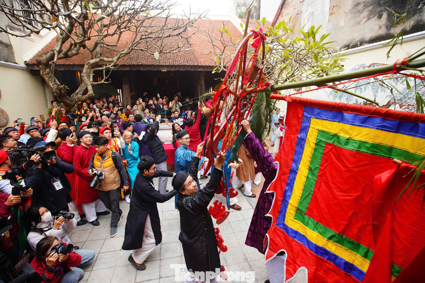 TS. Trần Đoàn Lâm cho biết cây nêu được dựng bằng cây tre thẳng và thon. Cây nêu thường treo một số những cái mặt phẩm như chùm lá có răng cưa, bùa, giỏ có trầu, cau, vôi, muối, vàng, lá phướn đỏ "Chúc mừng năm mới", khánh đất như 12 con giáp, chuông...
