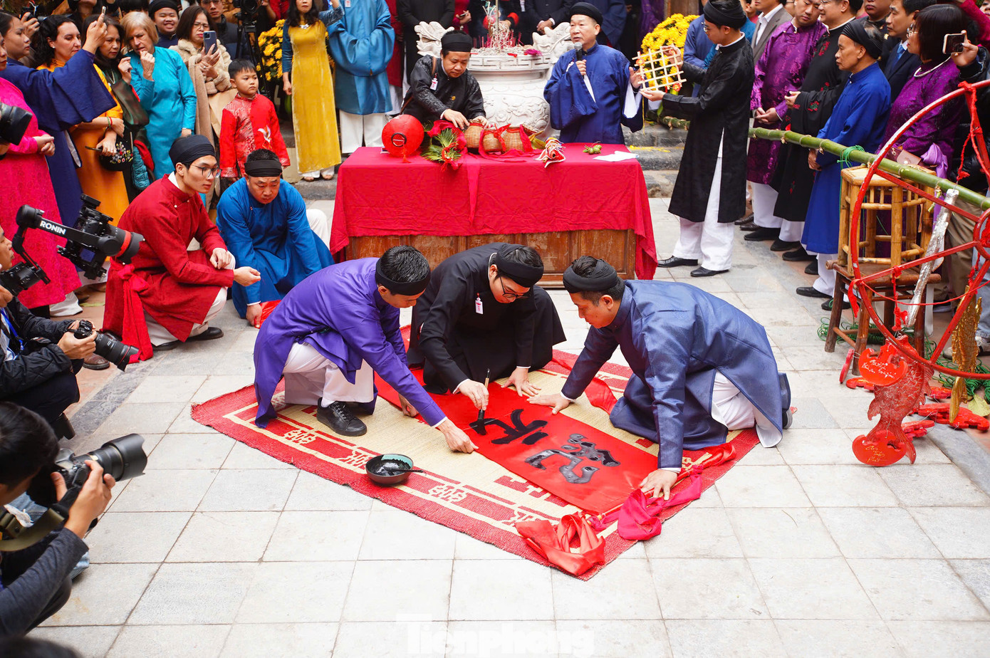 Chữ treo trên cây nêu trong dịp Tết này là Kỷ nguyên vươn mình bằng chữ Hán nôm.