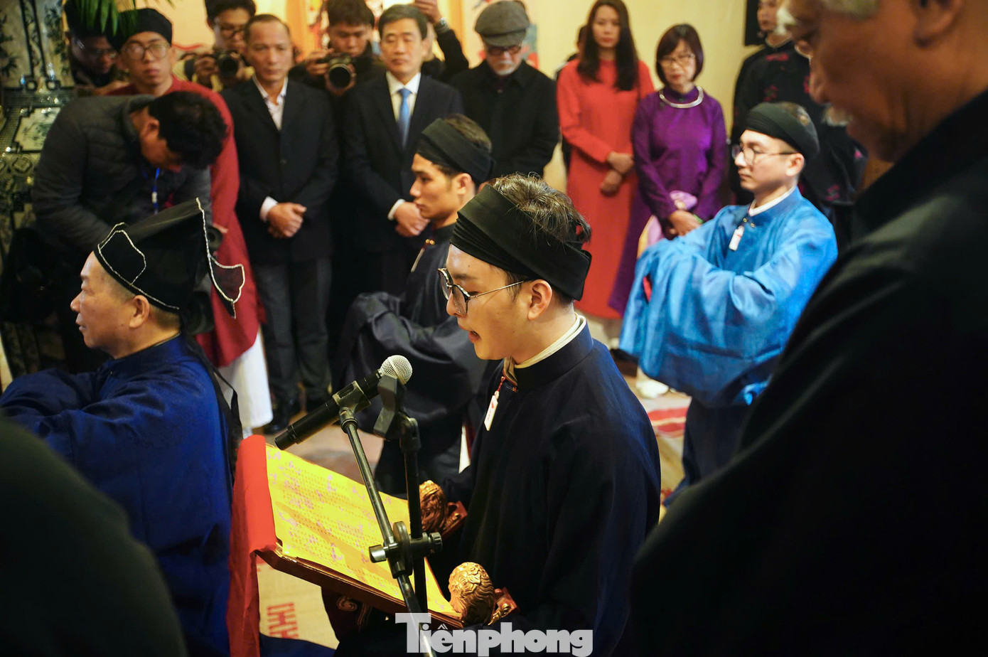 Chương trình bắt đầu từ 7h30 với nghi lễ Rước lễ sau đó là Dâng lễ của đình, Lễ dựng cây nêu. Đây đều là những nghi lễ đặc sắc khi đón Tết cổ truyền xưa. Năm nay nghi thức Rước lễ được tiến hành tại không gian đi bộ hồ Hoàn Kiếm đã thu hút rất đông sự quan tâm của nhân dân và du khách.