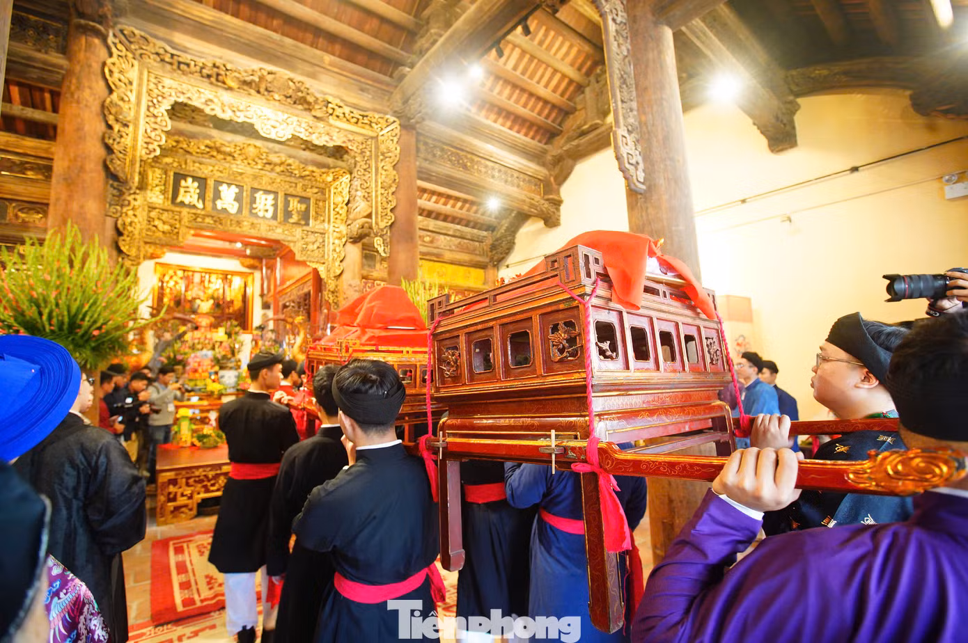 Chương trình Tết Việt - Tết phố là sự kiện văn hóa thường niên do UBND quận Hoàn Kiếm phối hợp với CLB Đình làng Việt tổ chức vào mỗi dịp Tết đến, xuân về.
