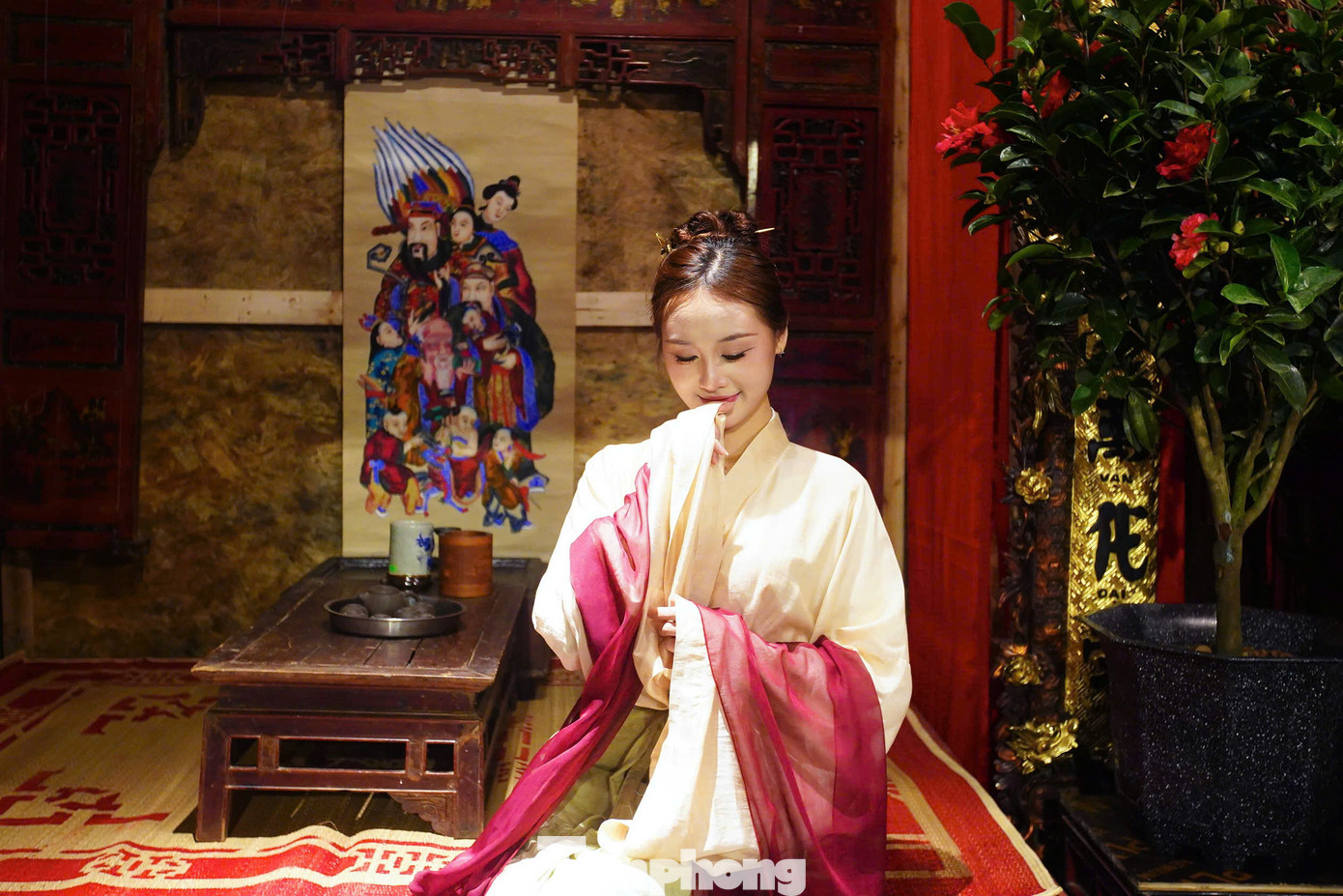 Ngoài trải nghiệm những nghi thức cổ truyền, người dân tham dự Tết Việt - Tết phố sẽ được trải nghiệm hoạt động gói bánh chưng, tìm hiểu về không gian sinh hoạt, đón Tết của gia đình Hà Nội xưa, không gian Tết truyền thống vùng đồng bằng Bắc Bộ, thưởng thức chương trình âm nhạc truyền thống chuyện nhạc Phố cổ….