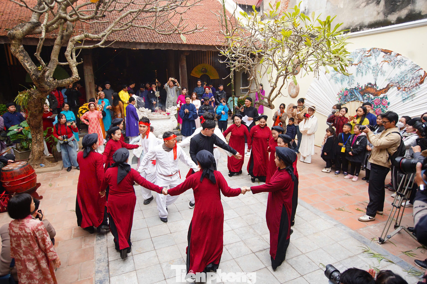 Hoạt động này góp phần lan tỏa giá trị văn hóa đến cộng đồng, đặc biệt là thế hệ trẻ - những người giữ vai trò quan trọng trong việc bảo tồn và phát huy bản sắc dân tộc. Chương trình không chỉ khơi dậy niềm tự hào dân tộc mà còn kêu gọi sự chung tay của mọi người dân trong việc bảo vệ di sản văn hóa, quảng bá vẻ đẹp của ngày Tết Việt Nam với bạn bè quốc tế.