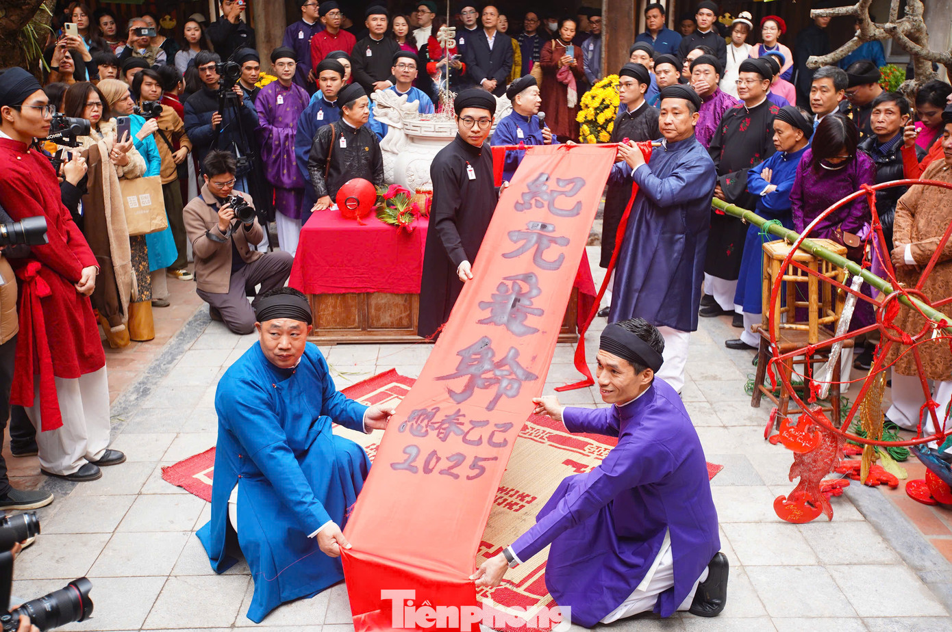 Phần chữ trên phướn của cây nêu do ông Hoàng Hữu Hùng sẽ lên viết.