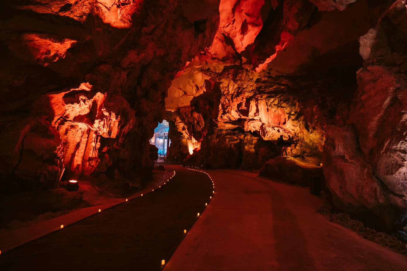 Sản phẩm du lịch hang động cần gắn chặt với yếu tố văn hóa, đặc biệt là văn hóa bản địa. Sản phẩm du lịch hang động cần gắn chặt với yếu tố văn hóa, đặc biệt là văn hóa bản địa.