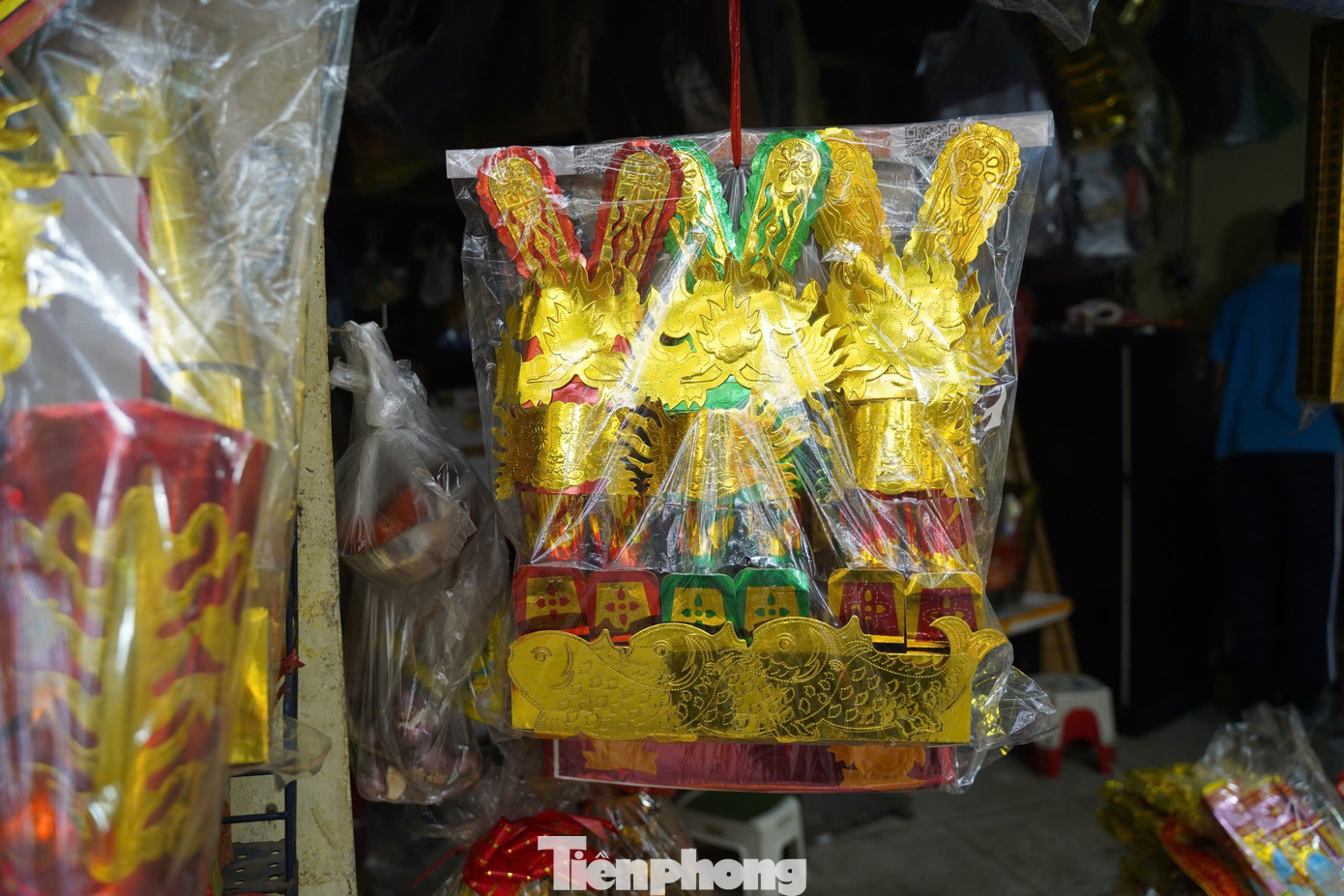 Cụ thể giá bộ vàng mã ông Công ông Táo có giá 60.000-100.000 đồng, vàng hoa dao động 70.000-100.000 đồng, bộ thần tài 120.000-150.000 đồng, bộ cúng gia tiên 35.000 đồng...