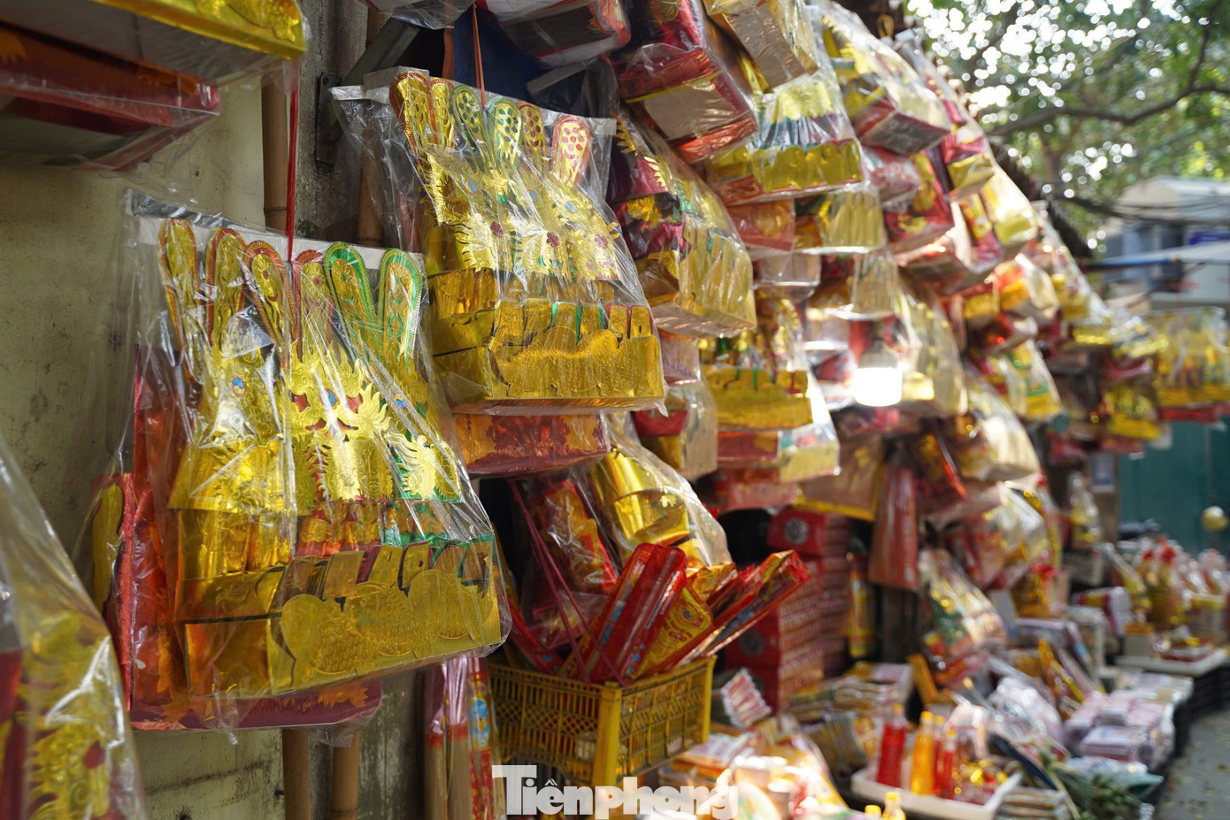 Theo khảo sát của phóng viên Tiền Phong, giá đồ mã tăng nhẹ những ngày cận Tết. "Dạo này mặt hàng nào cũng tăng giá. Bộ vàng mã bình thường tôi mua chỉ 25.000 đồng giờ đã lên 40.000 đồng", chị Nguyễn Thị Hoa (Hoàng Mai) chia sẻ.