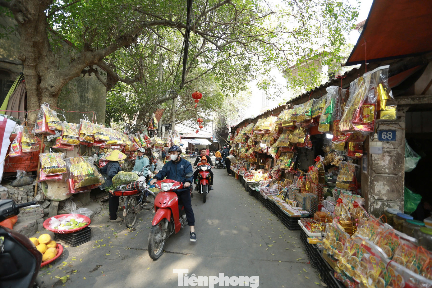 Năm nay, một số người mua hàng cho biết không mua quá nhiều mà chỉ mua những gì cần thiết nhất, chủ yếu để thể hiện sự thành tâm: "Tôi không mua quá nhiều, chỉ mua vừa đủ để thể hiện lòng thành", "Cả năm gia đình tôi chỉ mua vàng mã cúng dịp ông Công ông Táo và cúng lễ vào những ngày Tết"...