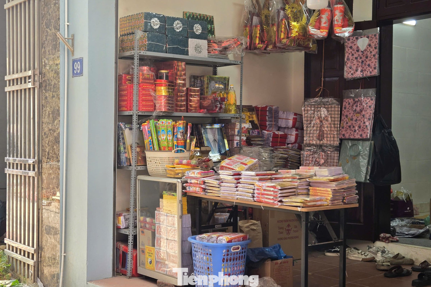 Một cửa hàng vàng mã ở phường Thanh Trì vắng vẻ, không có khách ghé mua dù đã sát ngày ông Công ông Táo.