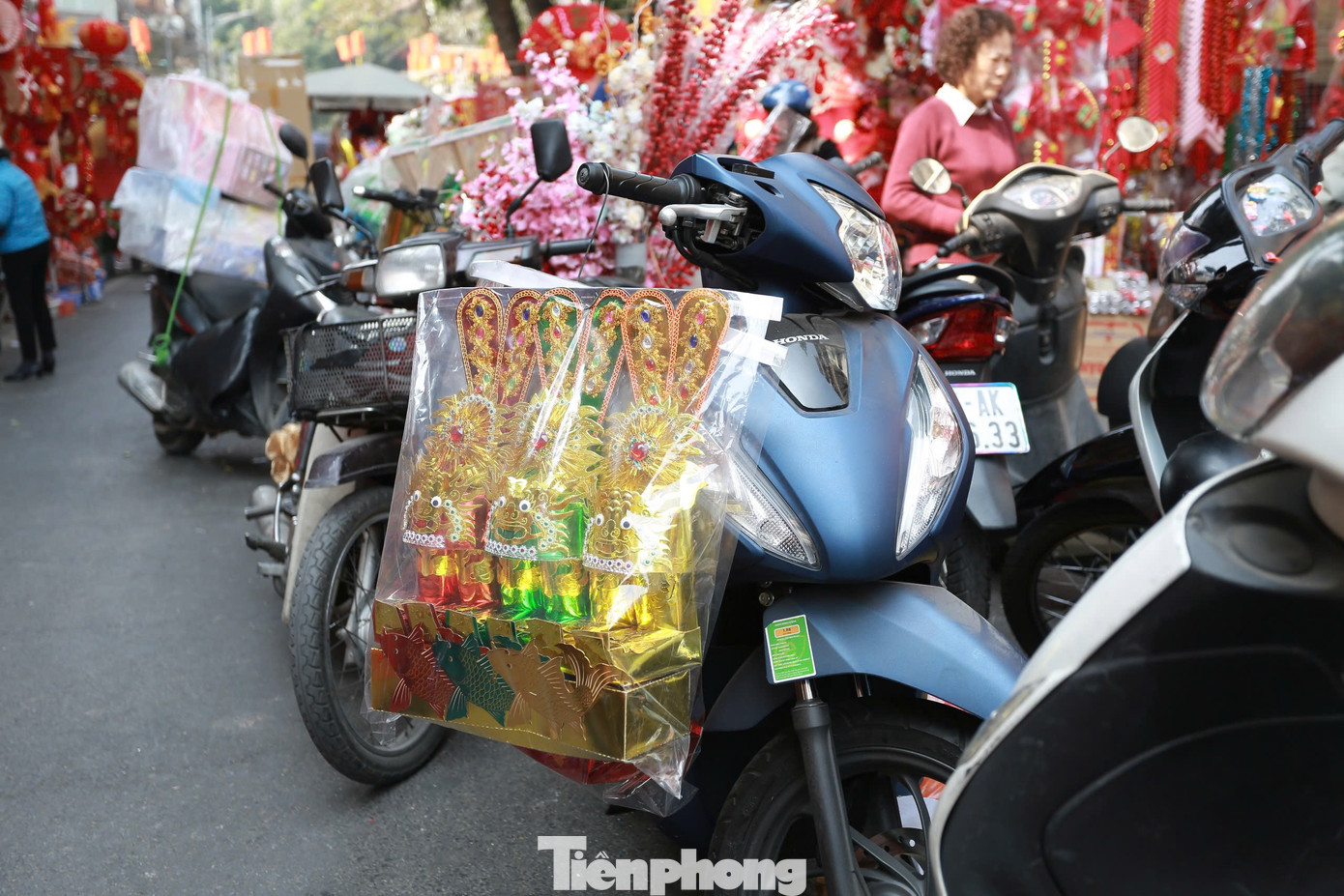 Bộ mã ông Công ông Táo được nhiều người chọn lựa. Nhiều gia đình chỉ mua bộ mã ông Công ông Táo và giảm bớt tiền vàng, tiền giấy...