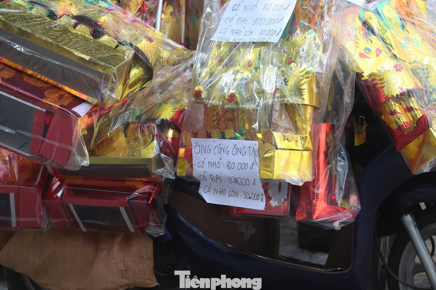 Cụ thể giá bộ vàng mã ông Công ông Táo có giá 60.000-100.000 đồng, vàng hoa dao động 70.000-100.000 đồng, bộ thần tài 120.000-150.000 đồng, bộ cúng gia tiên 35.000 đồng...