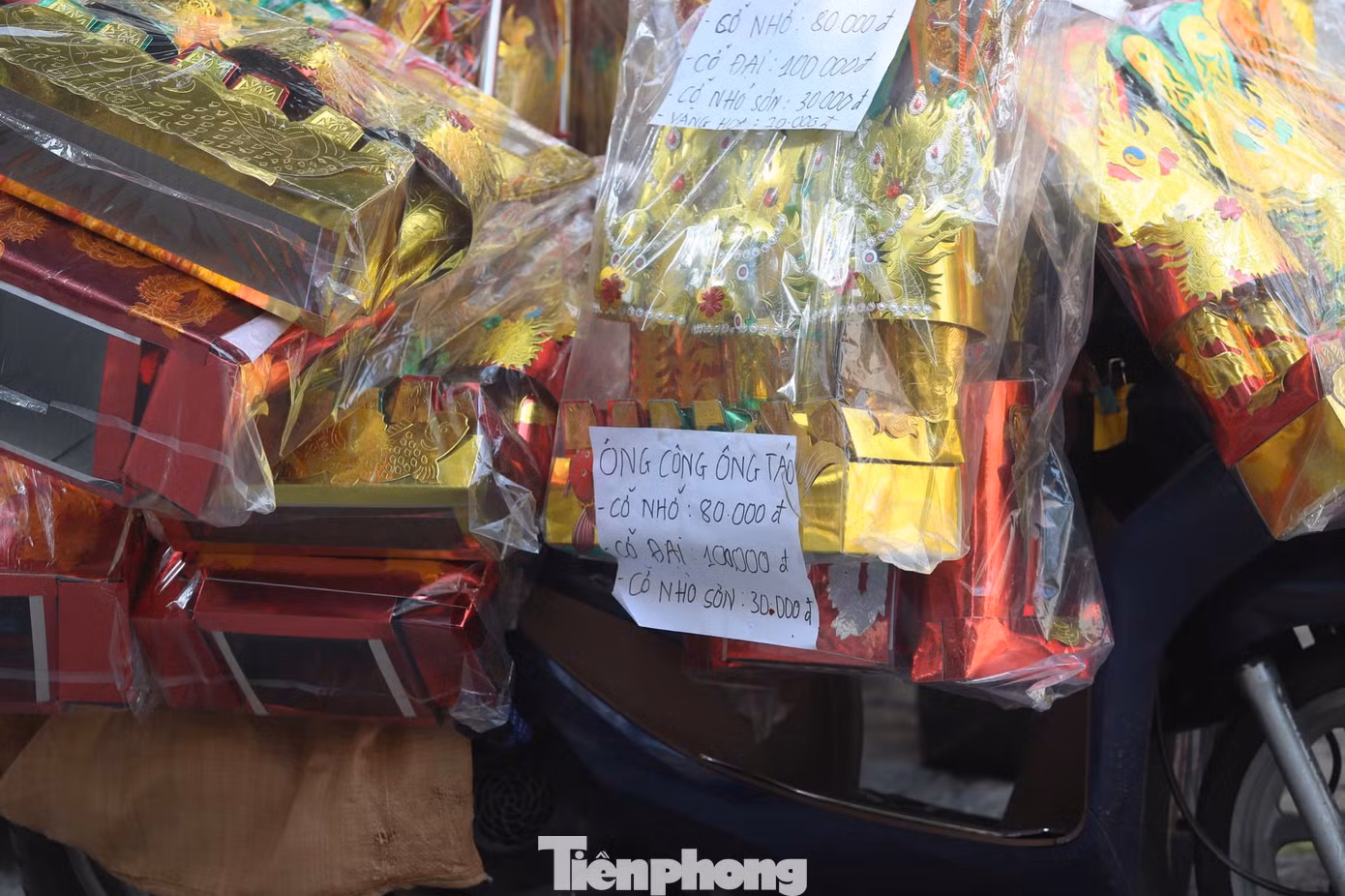 Cụ thể giá bộ vàng mã ông Công ông Táo có giá 60.000-100.000 đồng, vàng hoa dao động 70.000-100.000 đồng, bộ thần tài 120.000-150.000 đồng, bộ cúng gia tiên 35.000 đồng...