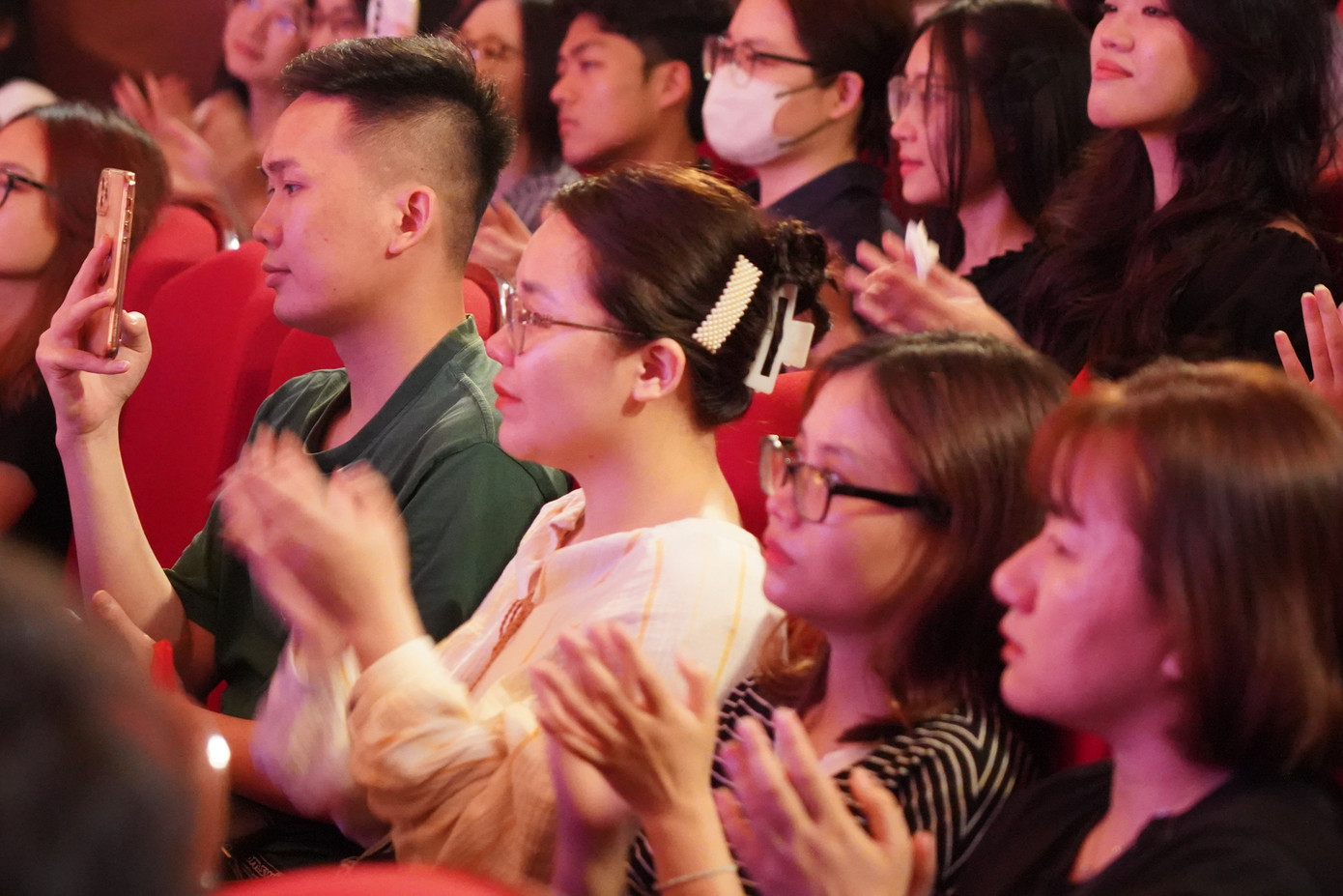 Vở Người đi dép cao su ngày 27/4 thu hút lượng lớn khán giả.