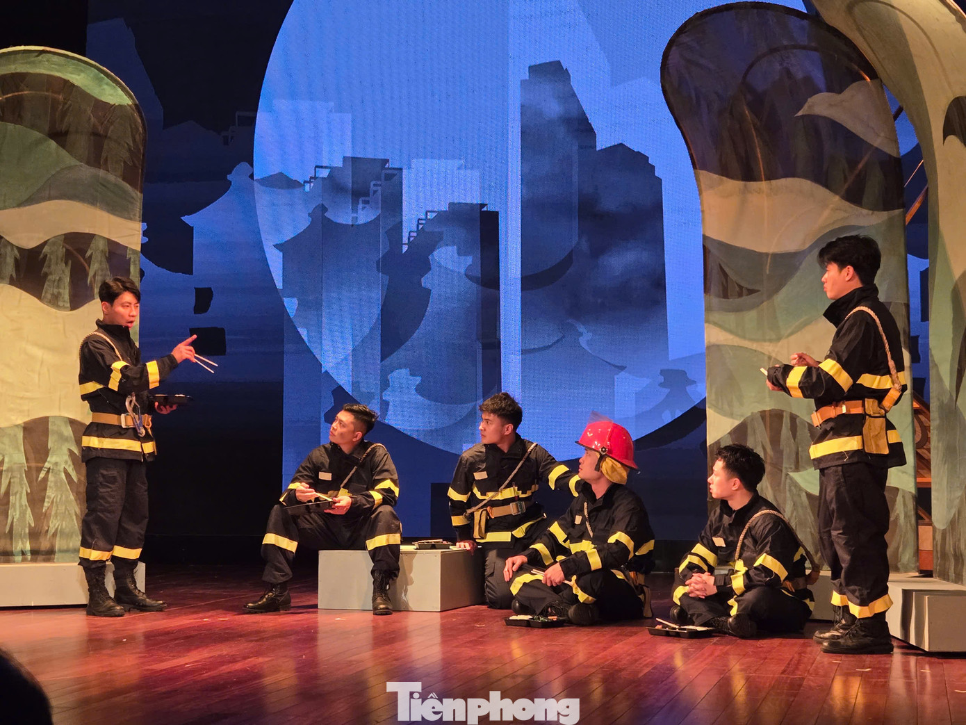 Ngược chiều bình an xoay quanh câu chuyện về những người lính cứu hỏa.