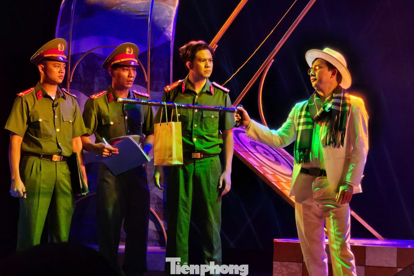 Vở kịch cũng khắc họa rõ nét về những đấu tranh của người lính cứu hỏa trước những cám dỗ.