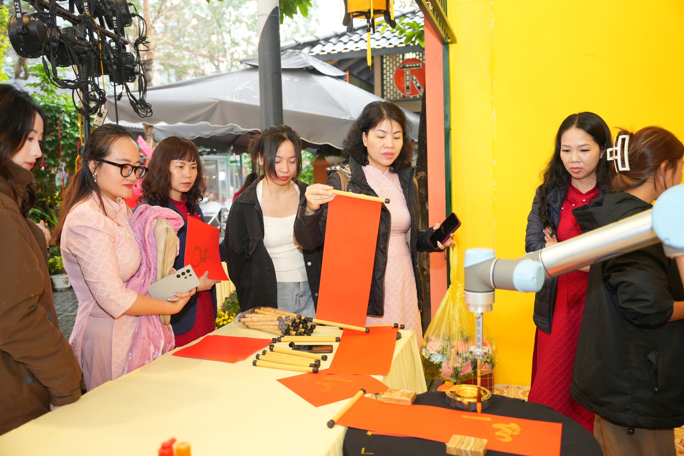 Màn trình diễn thu hút rất nhiều người dân tham quan, dạo chơi Phố sách Hà Nội. Với nhiều người đây là trải nghiệm lý thú. "Màn trình diễn rất thú vị. Mình đã xin 4 chữ từ ông đồ robot. Rất mong Phố sách Hà Nội có thêm nhiều hoạt động lý thú dành cho người dân Thủ đô", chị Nguyễn Minh Hà (Hoàn Kiếm) chia sẻ.