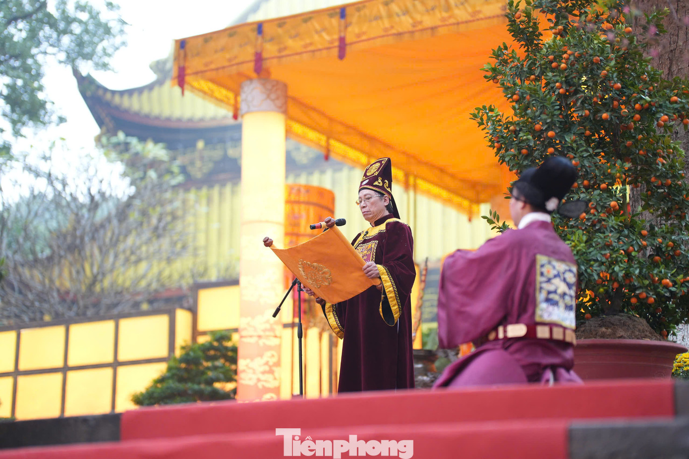 Lễ dâng hương - khai xuân được thực hiện với nhiều nghi thức và hoạt động văn hóa truyền thống như lễ tế, rước, dâng hương, dâng hoa, dâng trà, dâng tửu.