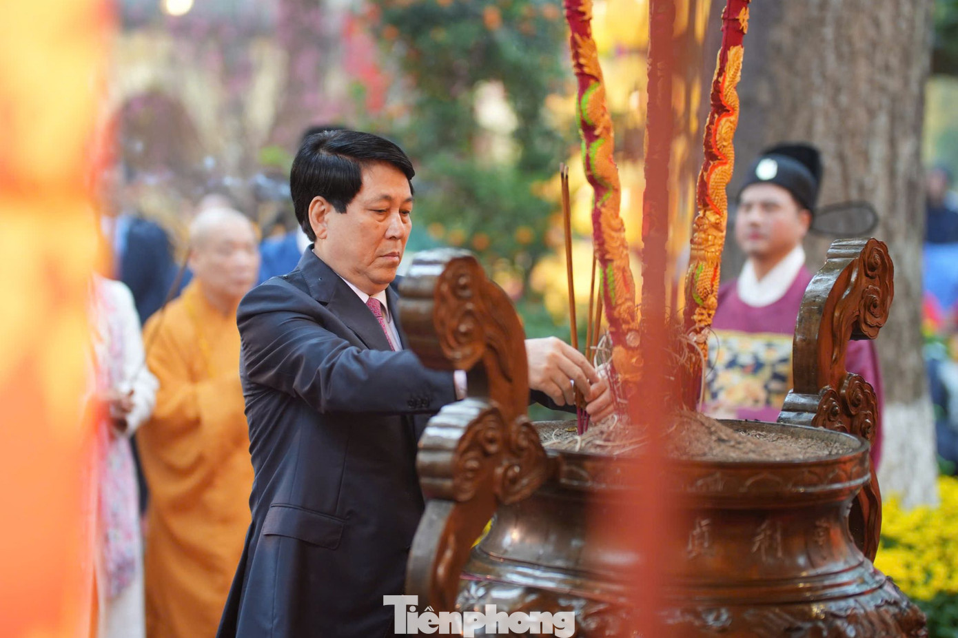 Khu trung tâm Hoàng Thành Thăng Long - Hà Nội là nơi hội tụ và kết tinh các giá trị lịch sử, văn hóa của đất nước trong suốt chiều dài 13 thế kỷ, trong đó 7 thế kỷ nối tiếp nhau liên tục là nơi trị vì của 52 vị Vua các triều đại quốc gia Đại Việt độc lập.